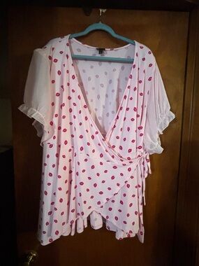 Torrid Size 5 l Pink Lip-Print Wrap-Style Top